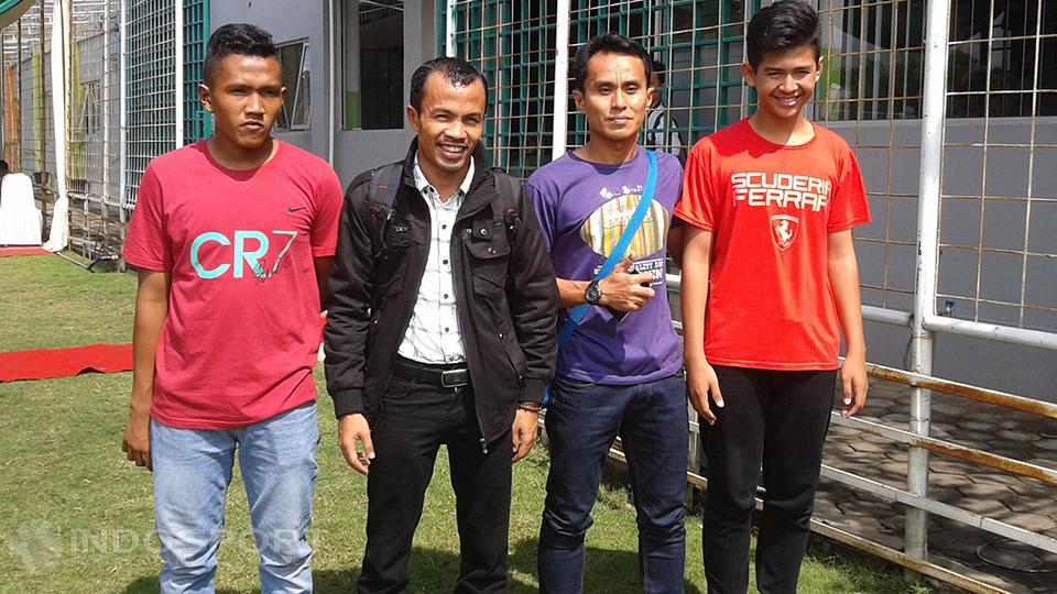 Skuat%20ASIFA%2C%20Hanif%20Mahdi%20dan%20Azza%20Mayulahe%20bersama%20kedua%20orang%20tua%20mereka.